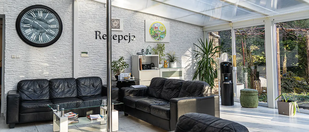 Recepcja Ośrodka Koninki przygotowana dla pacjentów przyjeżdżających na leczenie uzależnień