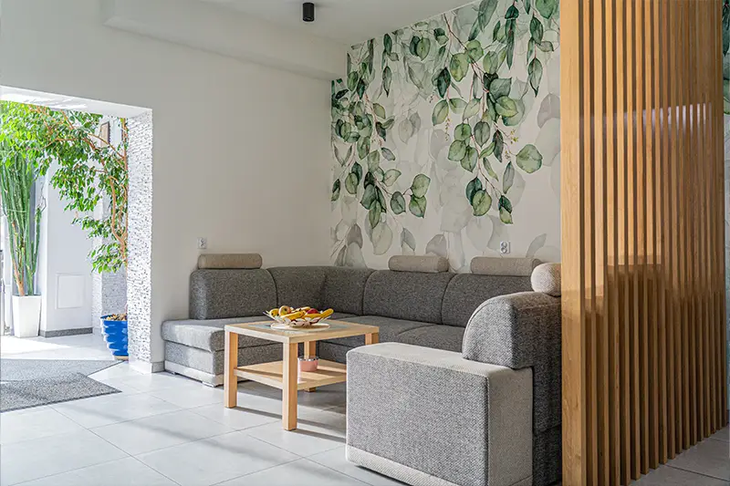 Pomieszczenie z sofą w Ośrodku Koninki zajmującego się leczeniem uzależnień