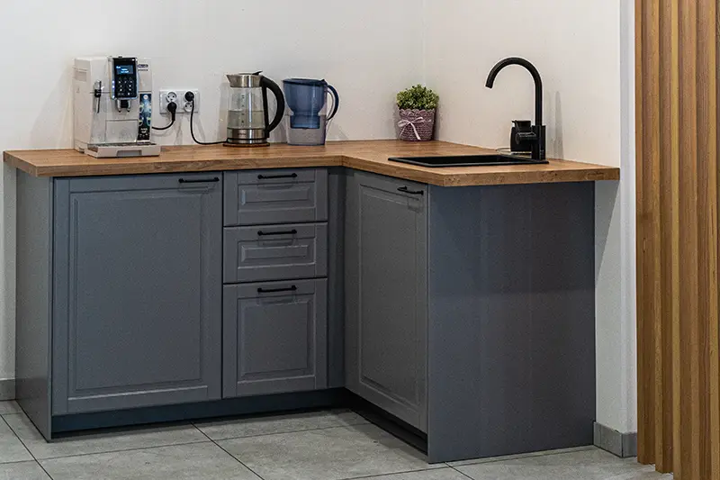 Pomieszczenie z aneksem kuchennym w Ośrodku leczenia uzależnień Koninki