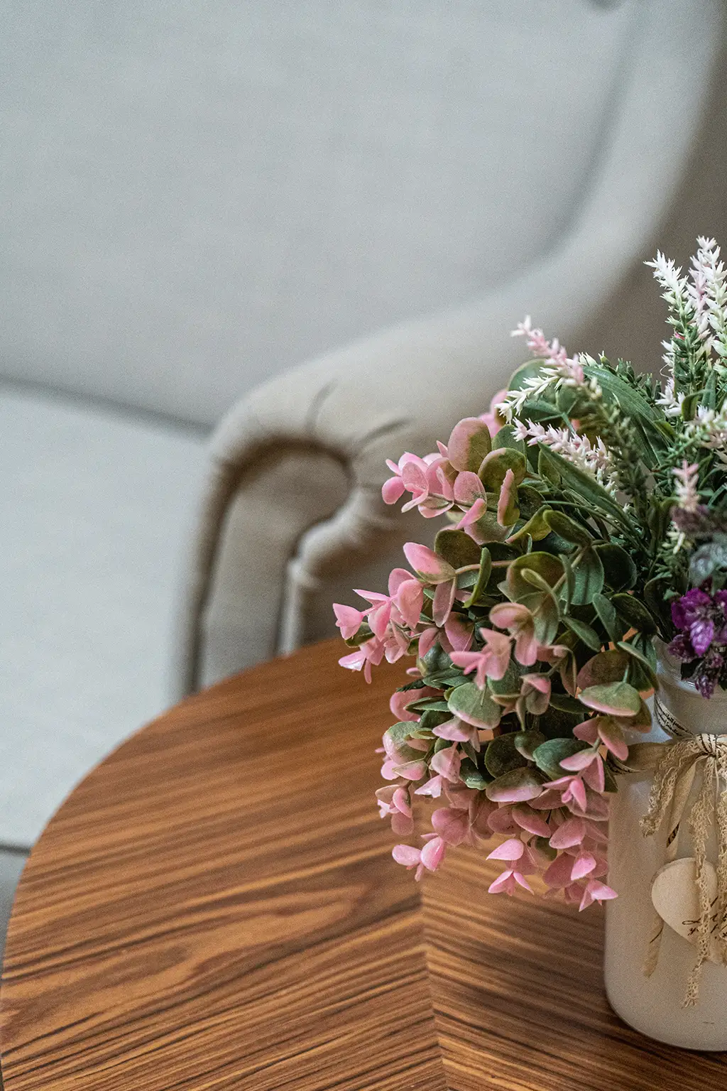 Fragment wnętrza prywatnego Ośrodka Leczenia Uzależnień Koninki – stolik, fotel i kwiaty, zdjęcie umieszczone obok formularza kontaktowego