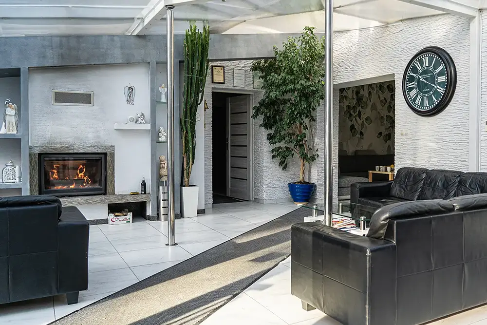 Wejście i hol Prywatnego Ośrodka Terapii Uzależnień Koninki specjalizującego się w leczeniu uzależnień od alkoholu, narkotyków, leków, hazardu, internetu oraz innych zaburzeń behawioralnych