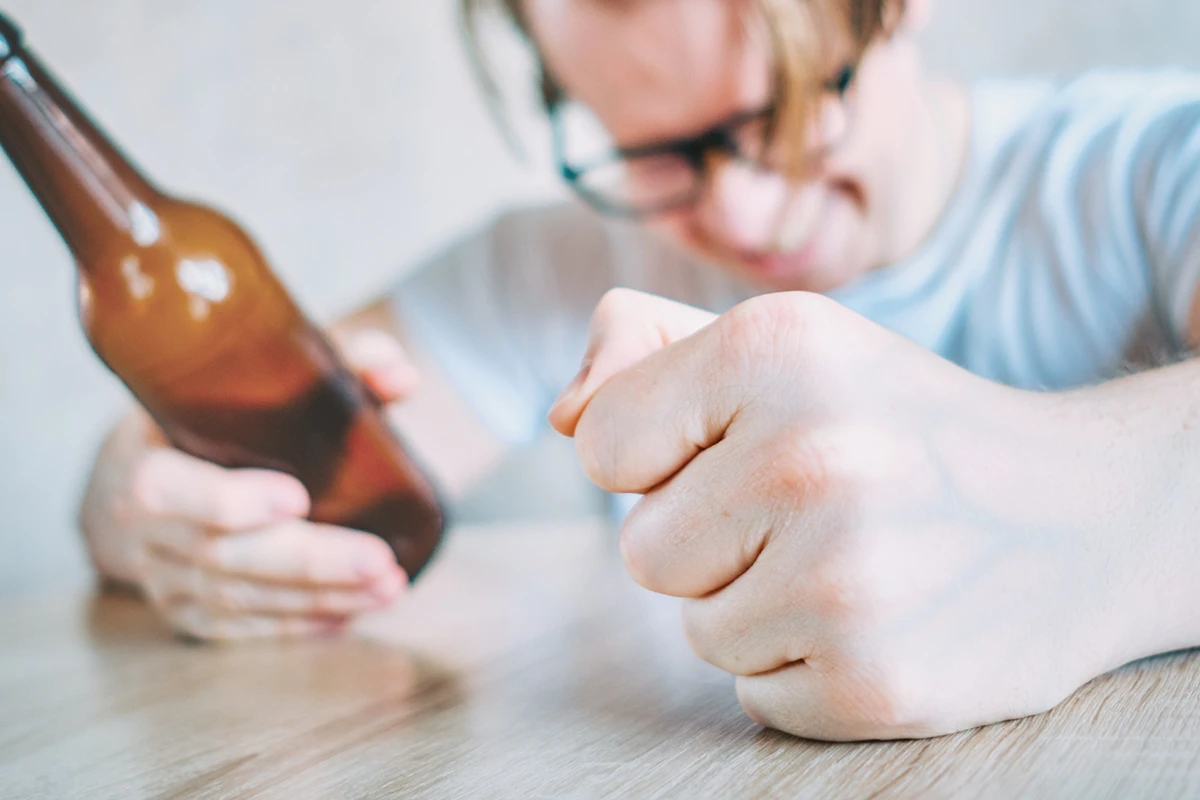 Test na alkoholizm - zdjęcie ilustrujące frustrację i głód alkoholowy