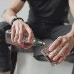 Zespół abstynencyjny - zdjęcie ukazujące alkoholika w fazie zespołu odstawiennego