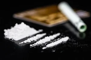 Uzależnienie od kokainy - zdjęcie ilustracyjne ukazujące strzykawkę i narkotyki
