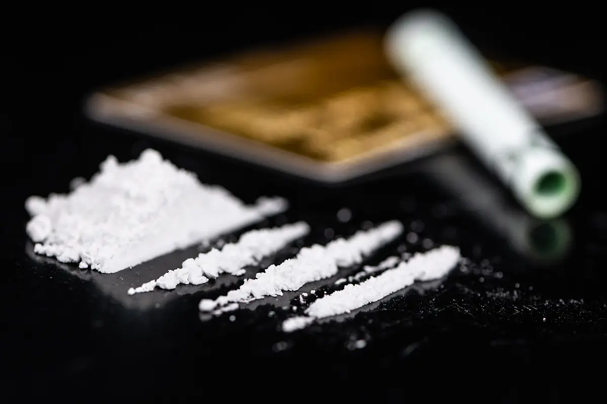 Uzależnienie od kokainy - zdjęcie ilustracyjne ukazujące strzykawkę i narkotyki